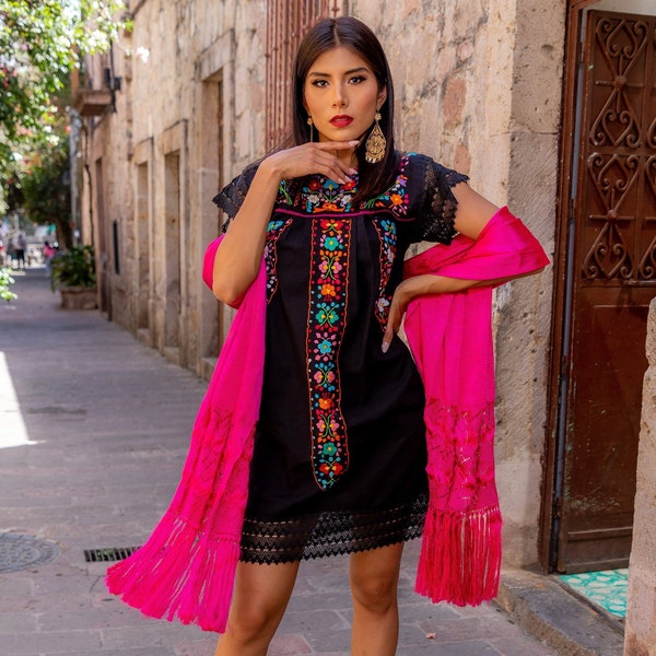 Vestido Floral Bordado a Mano. Vestido Tradicional Mexicano.Vestido Bohemio. Dama de Honor. Vestido Artesanal Mexicano. Color Negro