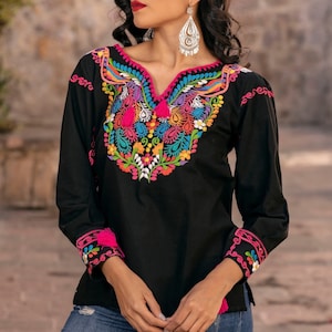 Blouse brodée paon mexicain. Taille S - 3X. Chemisier brodé multicolore. Haut mexicain traditionnel. Haut mexicain à manches longues.