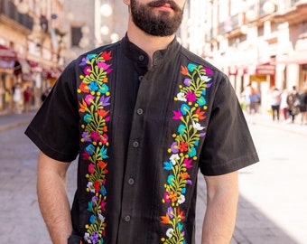 Traditionelles mexikanisches Herrenhemd. Mit Blumen bestickte Guayabera für Männer. Formelles Hemd mit Knöpfen. Hemd im traditionellen Stil. Vatertagsgeschenk.