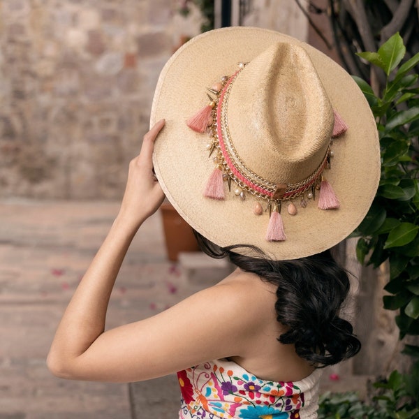 Sombrero Artesanal Mexicano de Palma. Sombrero con Dijes. Sombrero Mexicano Tradicional. Sombrero Decorado con Cadena.Sombrero Moda Mexicana