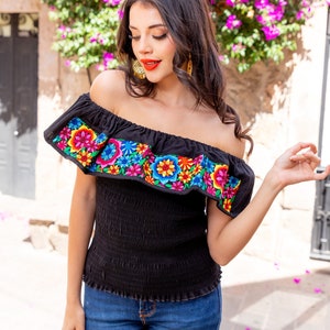 Daisy Embroidered Crop Top. Mexican Floral Top. Campesino Off the Shoulder Blouse. Mexican Artisanal Top. Mexican Crop Top. Embroidered Top.