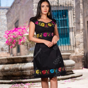Diepuitgesneden jurk met bloemen. Handgeborduurde jurk. Jurk met pofmouwen. Modejurk. Mexicaanse geborduurde jurk. Mexicaans feest. 5 de Mayo.