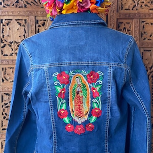 Virgen De Guadalupe Chaqueta Mexicana de Mezclilla. Chaqueta Vaquera Bordada. Chaqueta Bordada Virgen Maria.  Chaqueta Mezclilla Bordado.