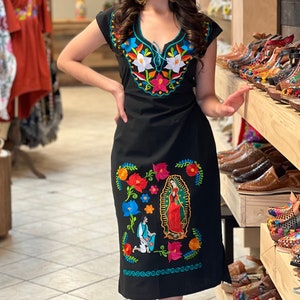 Vestido Kimono Largo Mexicano de La Virgen de Guadalupe. Vestido Bordado Floral. Vestido Artesanal Formal. Vestido Tradicional Mexicano.