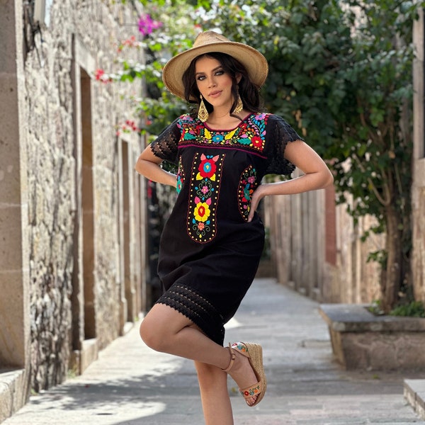 Vestido Mexicano Tradicional. Vestido Floral con detalles en Ganchillo. Vestido Con Encaje. Vestido Bordado a Mano. Vestido Estilo Bohemio.