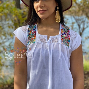 Mexikanische bestickte Bluse. San Antonino von Hand mit Seidenfaden bestickt. Mehr Farben verfügbar