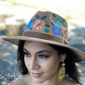 Mexikanische handwerkliche Hut. Handbemalter Fedora. Bunter Wildlederhut. Traditioneller mexikanischer Sombrero. Geblümter Fedora. Weitere Farben erhältlich.