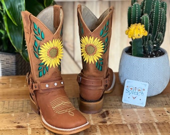 Women's Mexican Boot. Leather Sunflower  Embroidered Boot. Artisanal Women Boot. Western Boot. Cowgirl Authentic Boot.
