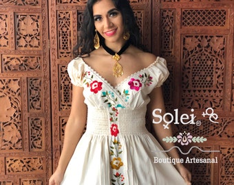 Robe fleurie plongeante. Robe brodée à la main. Taille S - 2X. Robe brodée mexicaine. Robe de fiesta mexicaine.