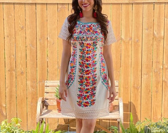 Mexican Floral Embroidered Dress. Size S - 3X. Traditional Mexican Dress. Artisanal Mexican Dress. Bridesmaid Dress. Mexican Wedding Dress.