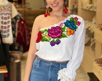 Top court fleuri à une épaule. Haut floral brodé mexicain. Haut court artisanal. Haut court mexicain. Blouse artisanale mexicaine.