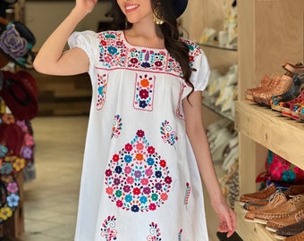 Robe brodée florale mexicaine. Robe brodée à la main. Robe artisanale. Style bohème. Robe traditionnelle mexicaine. Robe de demoiselle d'honneur.