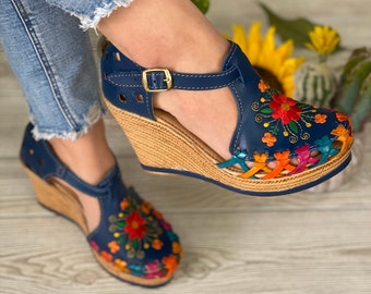 Mexikanische Keilsandale. Alle Größen Boho-Hippie Vintage. Mexikanische Ledersandale. Mit Blumen bestickter Absatz. Mexikanische Heels. Bunte Keilabsätze.