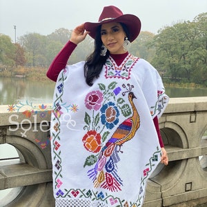 Poncho Mexicano Artesanal Cuerpo Completo. Poncho Tipico Bordado a Mano. Gaban Artesanal Mexicano. Poncho con Franjas. Jorongo Pavo Real.