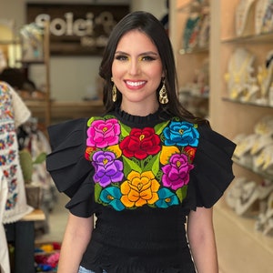 Haut brodé floral à manches papillon. Haut floral brodé mexicain. Blouse artisanale mexicaine. Chemisier typiquement mexicain.