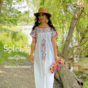 Vestido Floral Bordado. Vestido Bordado a Mano. Vestido Floral Mexicano. Vestido Tradicional. 5 de Mayo. Vestido Artesanal Mexicano.