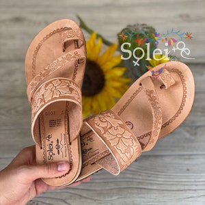 Sandale florale artisanale. Sandales à brides croisées. Sandales mexicaines en cuir. Sandales beiges. Jolies sandales d'été. Enfilez des chaussures. Estampé floral.