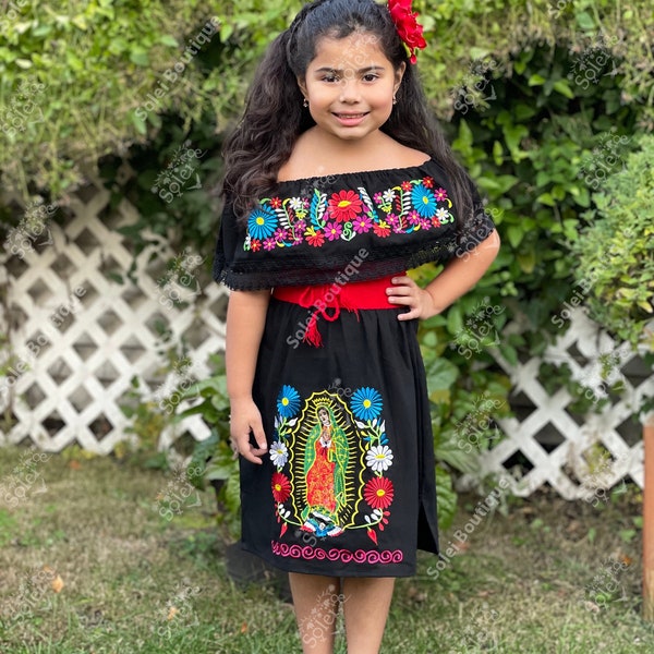 Robe mexicaine à épaules dénudées pour fille. Robe mexicaine pour fille. Robe brodée Vierge Marie. Robe traditionnelle pour enfants. Ceinture incluse.