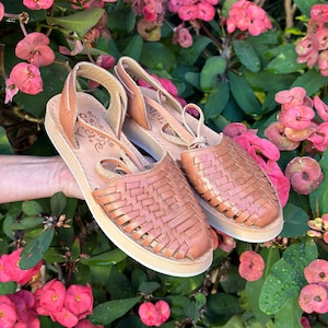 Mexican Leather Huaraches. Authentic Mexican Leather Shoes. Artisanal Shoes. Boho Hippie Style. Latina Style Mexican Flats. Vintage Shoes.