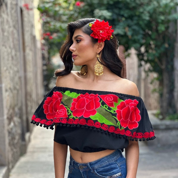 Bloemen geborduurde crop top. Mexicaanse geborduurde bloementop. Mexicaanse ambachtelijke blouse. Typische Mexicaanse blouse. Boho-stijl. Latina-stijl.