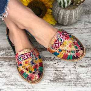 Mexikanische Huarache. Mexikanische Ledersandale. Alle Größen Boho-Hippie Vintage Sandale. Mexikanische Handwerkliche Huarache. Bunte Leder Sandalen.