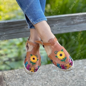 Mexican Leather Sunflower Shoes. All sizes Boho-Hippie Vintage. Traditional Mexican Leather Shoes. Embroidered Leather Shoes with Buckle.