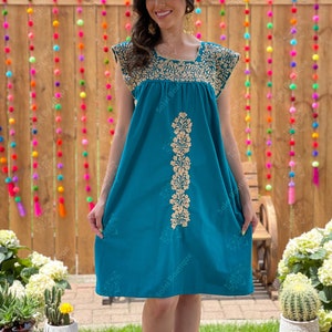 Vestido Artesanal Bordado Dorado. Vestido Bordado a Mano. Vestido Floral Mexicano. Vestido Mexicano Tradicional. Vestido Dama de Honor.