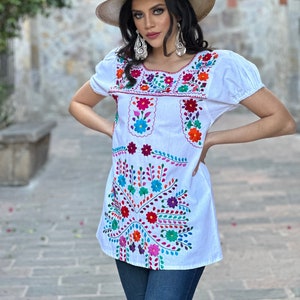 Blouse mexicaine brodée à la main. Haut mexicain traditionnel. Blouse brodée florale. Haut mexicain fleuri. Mode ethnique. Haut nuisette fleuri