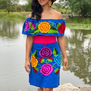 Geborduurde jurk met bloemen. Mexicaanse jurk. Off-shoulderjurk. Mexicaanse traditionele kleding. Mexicaanse ambachtelijke jurk.