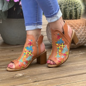 Mexicaanse geborduurde hakken. Alle maten boho-hippie vintage hakken. Mexicaanse leren hakken. Etnische schoenen. Mexicaanse ambachtelijke schoenen in latina-stijl.