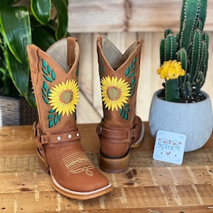 Women&#39;s Mexican Boot. Leather Sunflower  Embroidered Boot. Artisanal Women Boot. Western Boot. Cowgirl Authentic Boot.