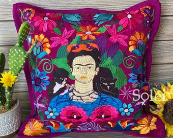 ポインセチアの刺繍入り枕カバー。クリスマスの装飾用クッションカバー