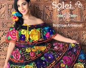 メキシコの伝統的なチアパネコドレス。伝統的な刺繍ドレス。花柄刺繍