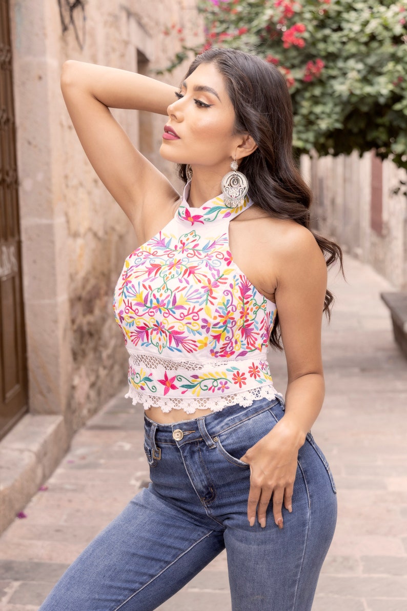 Mexican Embroidered Halter Crop Top. Mexican Embroidered Floral Top. Halter Top. Mexican Crop Top. Mexican Artisanal Blouse. Ethnic Style. Blanco
