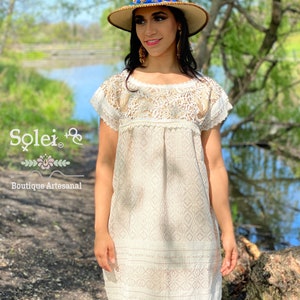Geborduurde jurk gemaakt op een weefgetouw. Handgeborduurde jurk. Geborduurd met bloemen. Korte Mexicaanse jurk. Traditionele kleding. Etnische jurk.