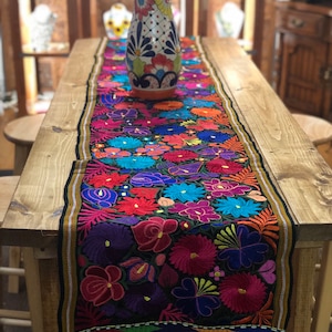Hermoso Camino de Mesa Bordado. Camino de Mesa Hecho a Mano en Telar. Bordado en Maquina Artesanal. Colorido camino de mesa Artesanal.