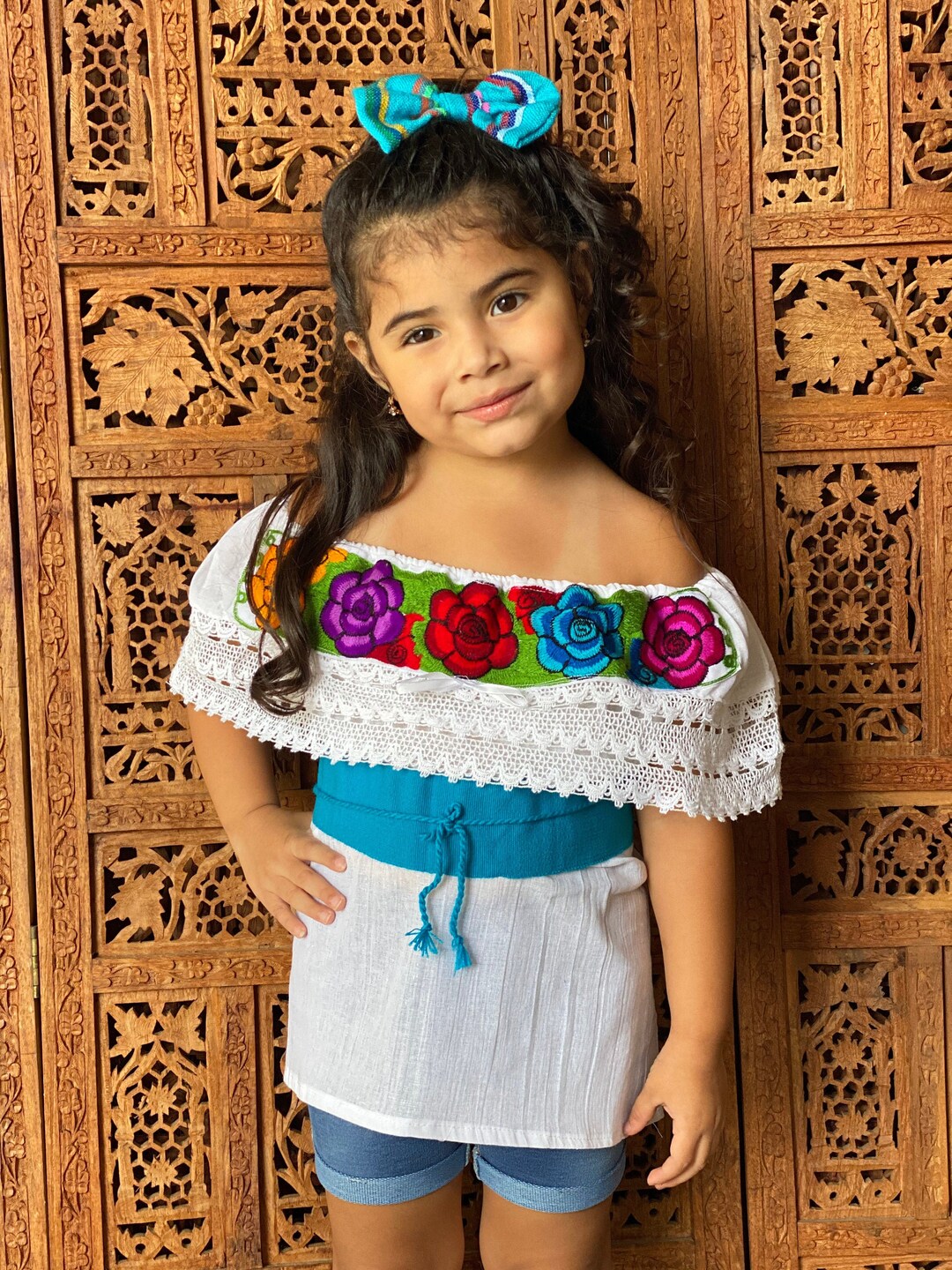 メキシコ　花柄刺繍のオフショルダートップス 花柄刺繍入りメキシカントップス。サイズ：S～2X。典型的な