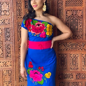 Vestido Floral de un Hombro. Hermoso vestido Bordado. Vestido Fashion con Rendijas. Fajo Incluido. Varios colores Disponibles.