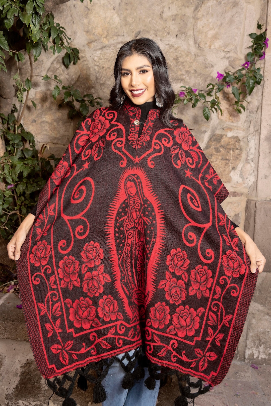 聖母マリアのメキシコのポンチョ。エレガントなポンチョ。伝統的な花柄