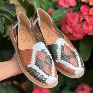 Mexican Leather Huaraches. Authentic Mexican Leather Shoes. Artisanal Shoes. Boho Hippie Style. Latina Style Mexican Flats. Vintage Shoes.