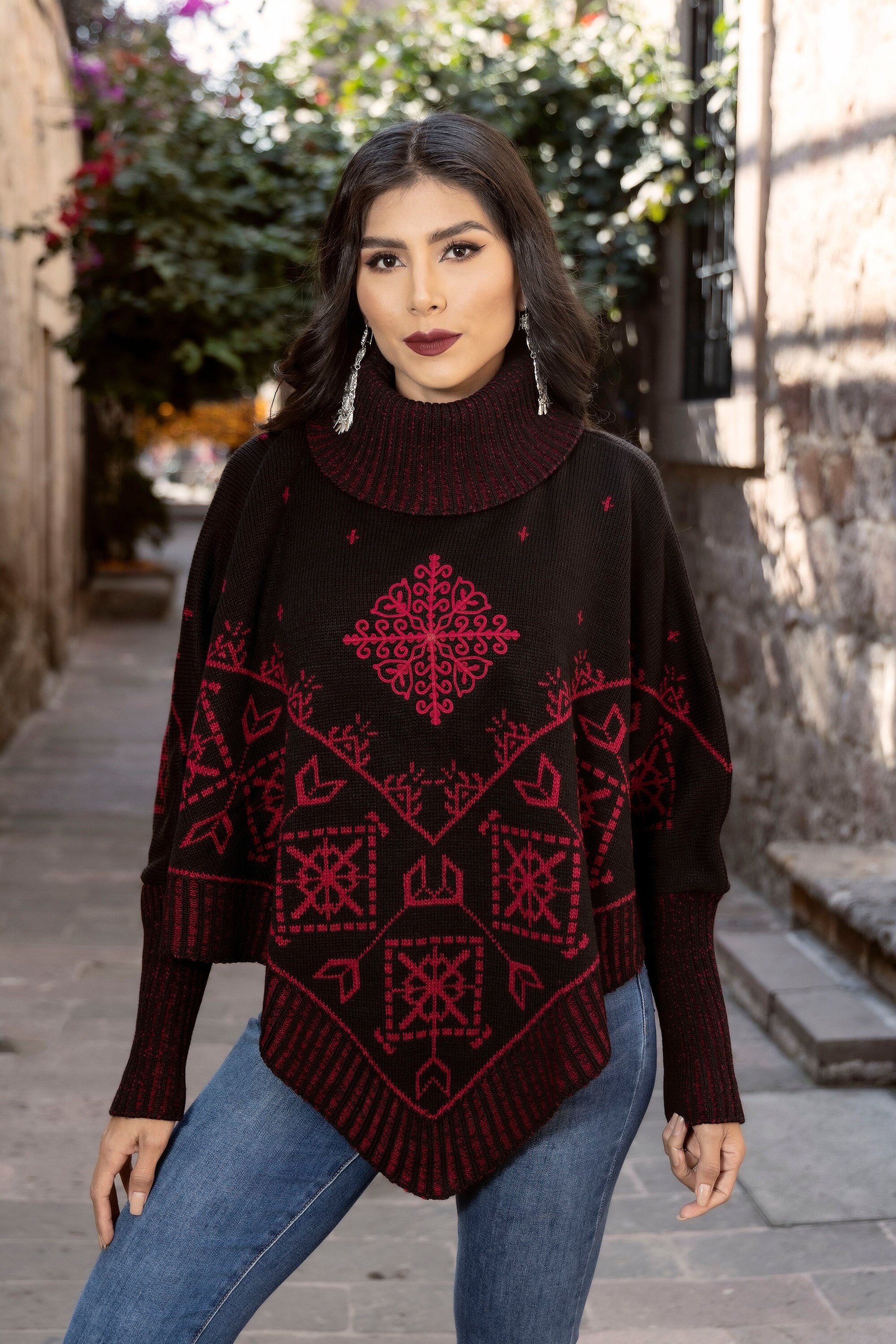 JHANA Poncho para Hombre Rojo Carmesí Capucha Grande Lana de Yak y Lana  Acrílica Bordado Tribal Patrones Celtas Festival Salvaje Primitivo Mexicano  AJJAYA -  México