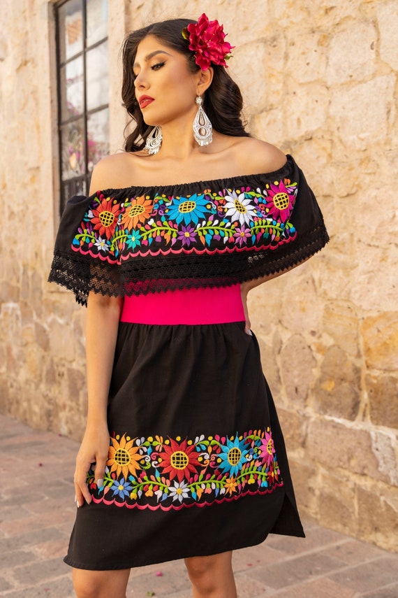 Vestido Mexicano con Volantes. Vestido Floral Bordado a Mano. Vestido  Típico Mexicano. Vestido Dama de Honor. Vestido Fiesta Mexicana. -   México