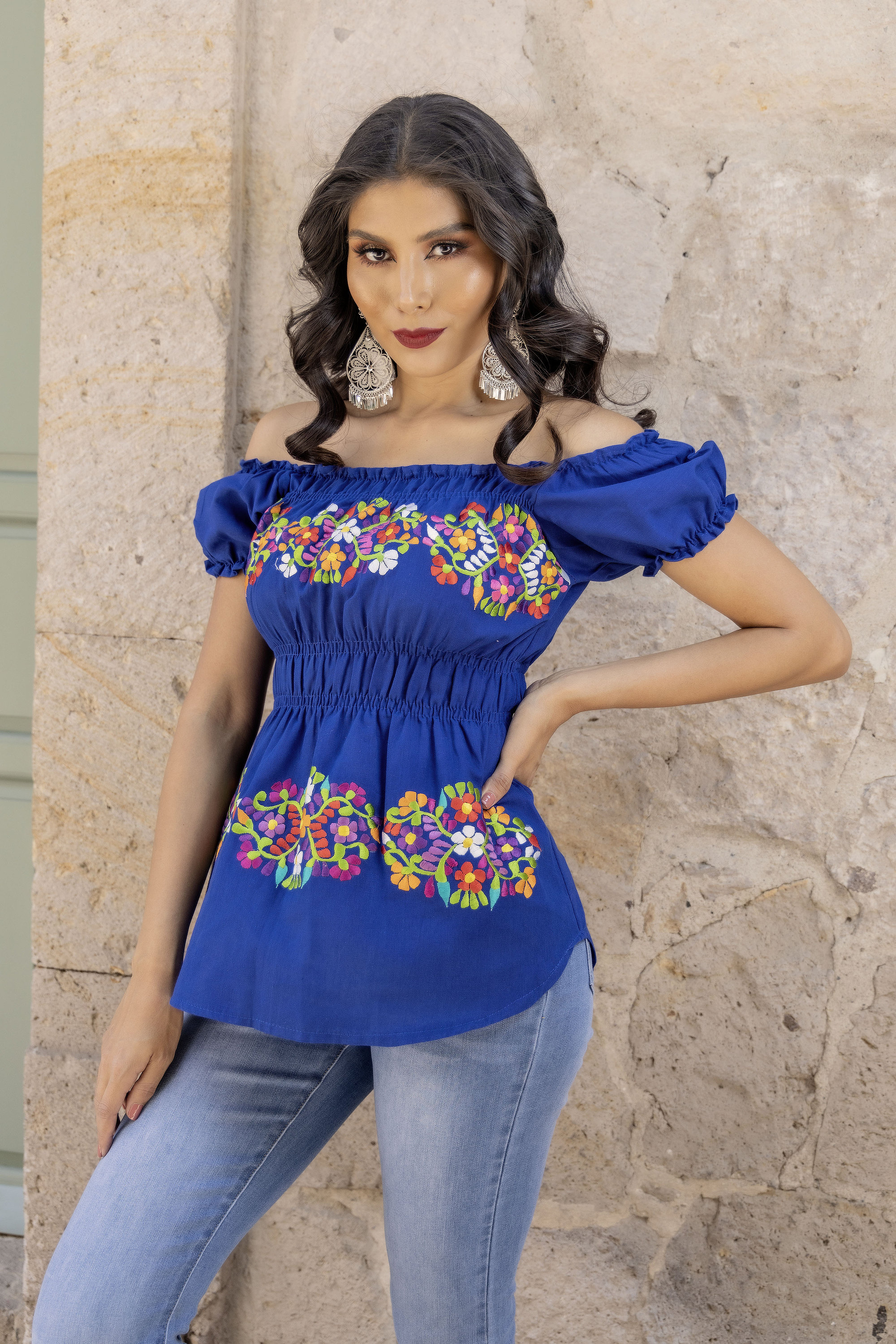 メキシコ　花柄刺繍のオフショルダートップス 花柄刺繍入りメキシカントップス。サイズ：S～2X。典型的な