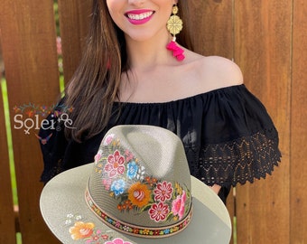 メキシコの職人技の帽子。手描きの帽子。カラフルな花柄の帽子。伝統的