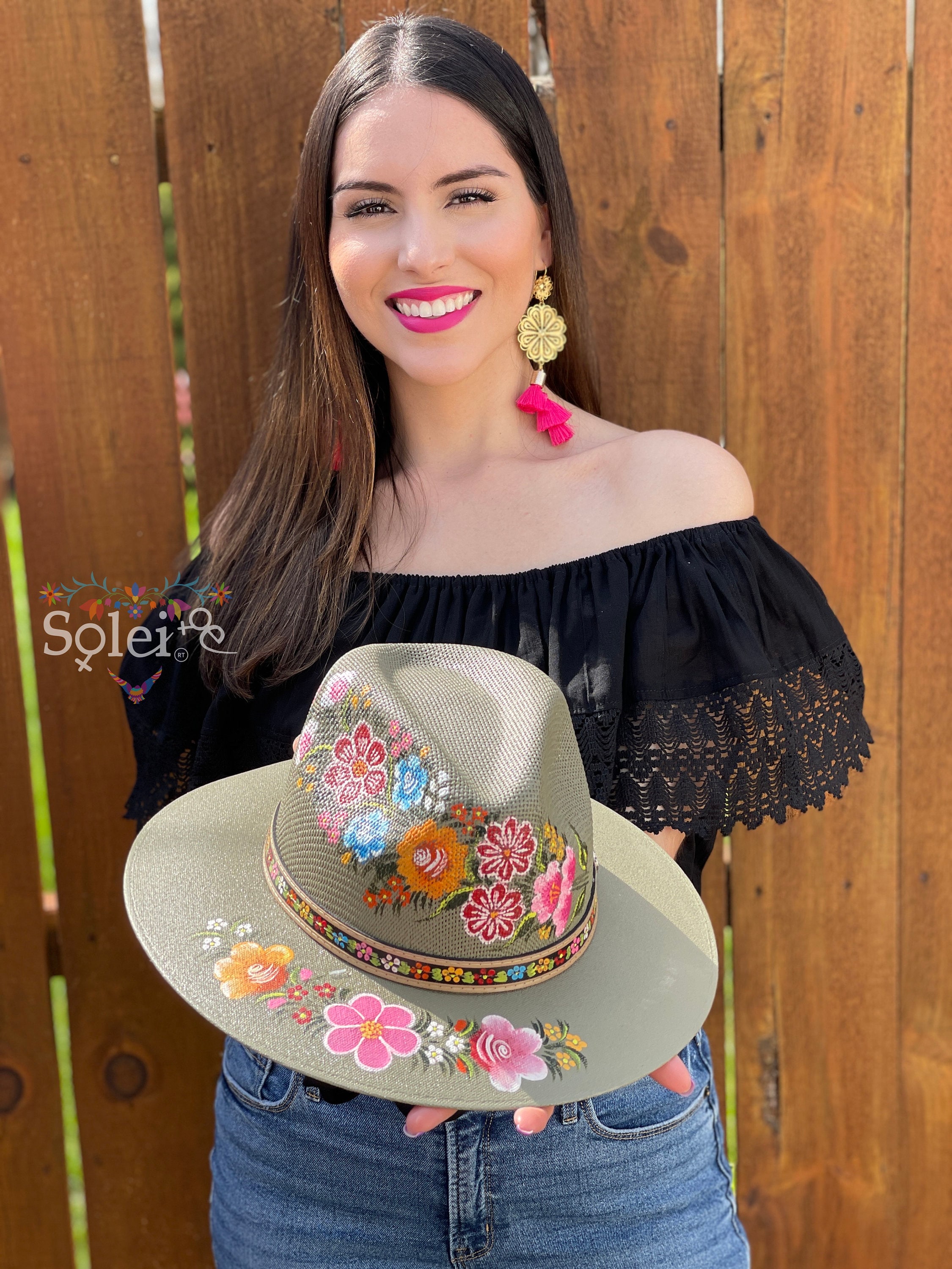 メキシコの職人技の帽子。手描きの帽子。カラフルな花柄の帽子。伝統的