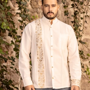 Camisa tradicional mexicana masculina. Guayabera dourada bordada para homens. Camisa formal com botões. Camisa de manga comprida em estilo tradicional.