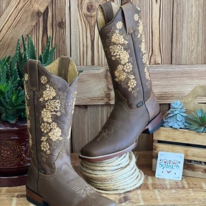 Mexicaanse dameslaars. Handgemaakte leren geborduurde laars met bloemen. Ambachtelijke dameslaars. Westernlaars. Authentieke cowboylaars.