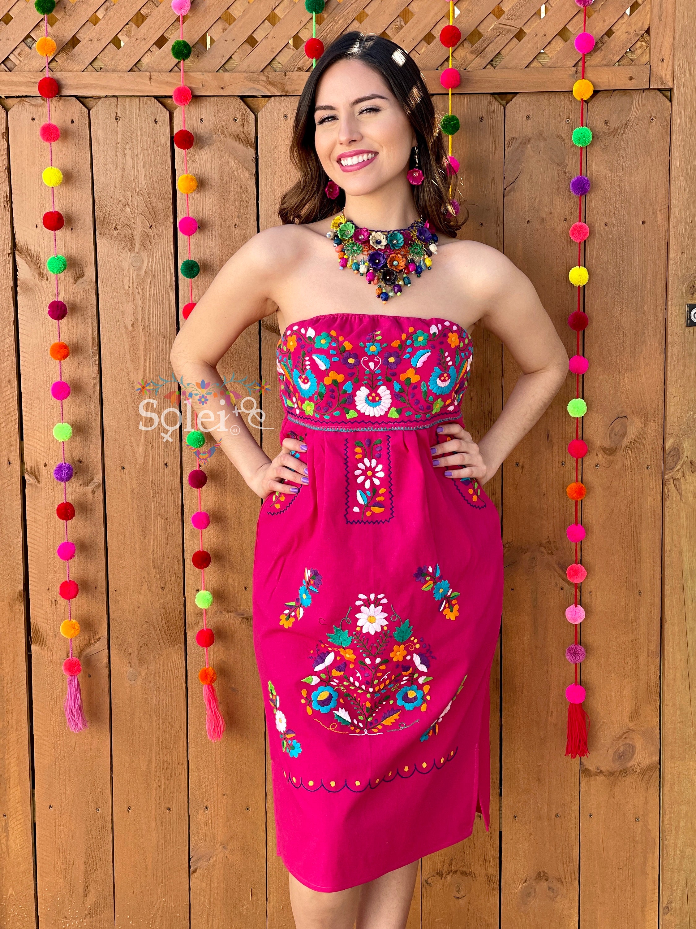 メキシコの花柄ストラップレスドレス。手刺繍のメキシコドレス