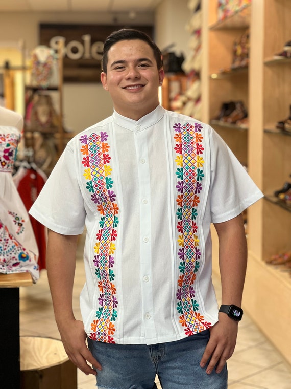 Chemise traditionnelle mexicaine pour homme. Guayabera brodé