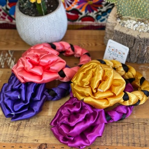 Trenza Satinada para Chongo. Trenza Mexicana de Liston. Accesorio Floral para Chongo. Trenzado Artesanal con Moño. Liston Trenzado para Pelo
